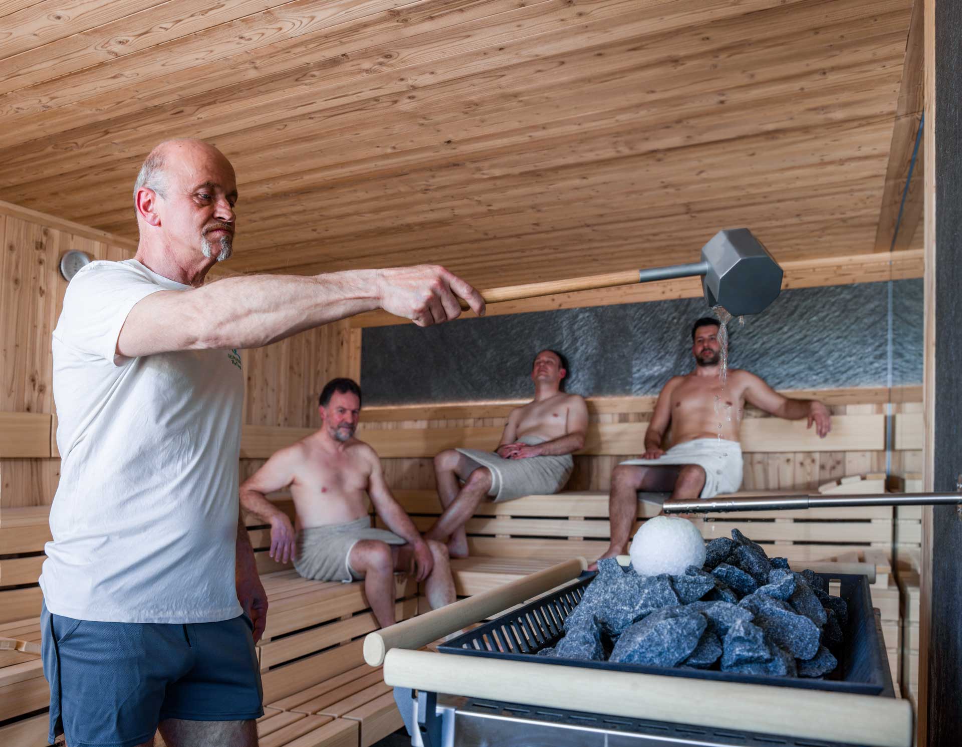 Aufguss in der finnischen Sauna der SAUNAOASE FreYung